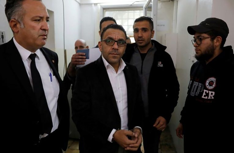 سلطات الاحتلال تمدد اعتقال محافظ القدس عدنان غيث 7 أيام