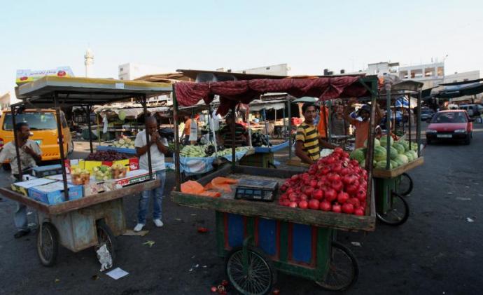 الاحتلال يستولي على بسطات الباعة المتجولين قرب حاجز قلنديا شمال القدس