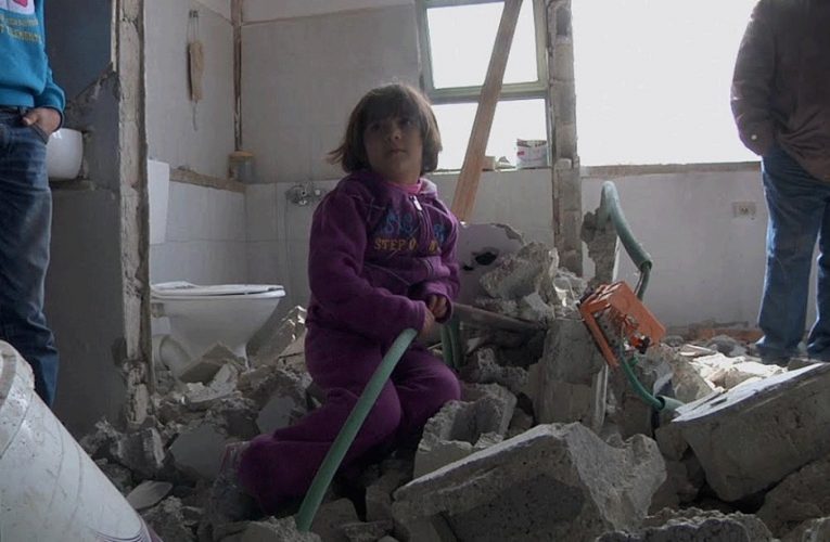 عائلة فلسطينية تهدم منزلها في القدس بضغط من الاحتلال وتشريد 14 مواطنًا