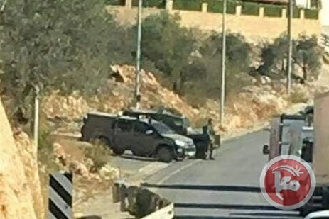 الاحتلال يغلق شارع النفق شمال غرب القدس