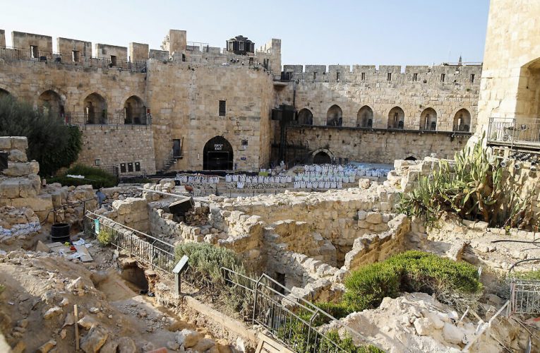 إكتشاف نقش باللغة العربية تحت برج داوود في القدس يعيد كتابة ماضي القلعة الأثرية