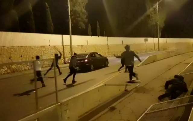 متطرفون يهود يهاجمون مركبة فلسطينية في القدس وسط أعمال شغب بسبب مقتل مستوطن خلال مطاردة